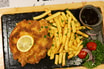 Frisch paniertes Schnitzel